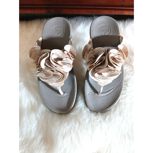Fitflop Women's Size 5 Frou Ruffle Ivory and Tan Thong Sandals - Picture 1 of 7